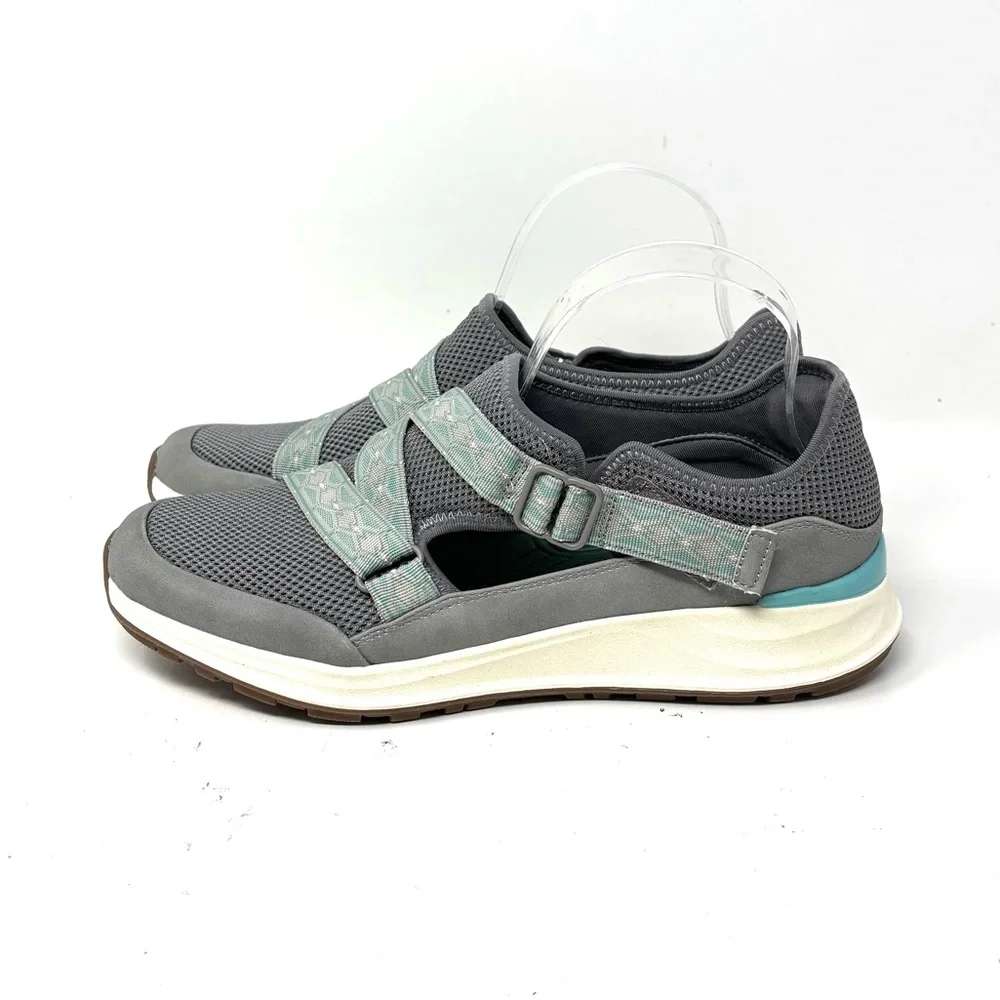 NEW Baretraps Sneakers